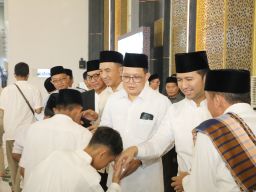 Plt. Gubernur Jatim Emil dan Sekdaprov Adhy Sholat Iduladha di Masjid Al Akbar Surabaya 