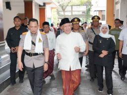 Gubernur Khofifah Dampingi Kapolri Ziarah Makam Gus Dur di Jombang