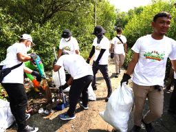 PLN Nusantara Power Gerakkan Relawan Bersihkan 2,1 Ton Sampah di Kampung Nelayan