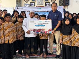 Pelindo Terminal Petikemas Salurkan Ratusan Paket Sembako untuk Anak Yatim