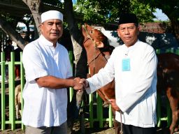 Komandan Puspenerbal, Usai Shalat Iduladha 1446 H, Serahkan Hewan Kurban 