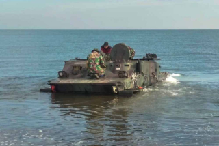 Yonranratfib 2 Marinir Ciptakan Prajurit Korps Marinir Yang Handal Mengemudikan Kendaraan Tempur