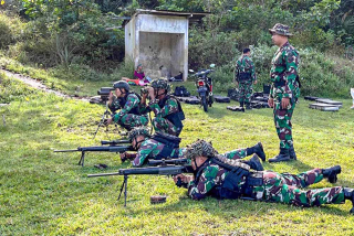 Asah Naluri Tempur, Prajurit Yonif 5 Marinir Laksanakan Latihan Menembak Senbanif