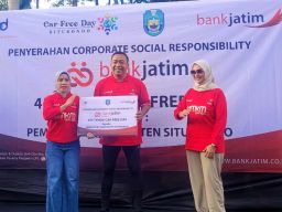 Dukung Pertumbuhan Ekonomi Situbondo, Bank Jatim Serahkan CSR 455 Unit Tenda Portabel untuk UMKM