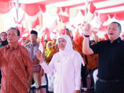 Gubernur Khofifah Salurkan BLT, Disambut Senyum Ceriah Buruh Pabrik Rokok 