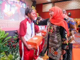 105 Siswa Program ADEM Asal Papua di Jatim Tembus PTN, Gubernur Khofifah Beri Hadiah