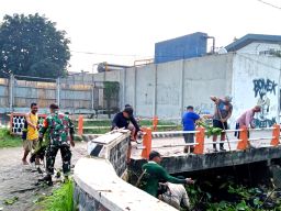 Babinsa Koramil 0817/01 Driyorejo Bersama Warga Kerja Bakti Bersihkan Sungai Sumput