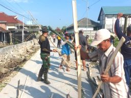 Koramil dan Polsek Turi Bersama Masyarakat Gotong Royong Buat Bendungan 