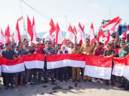 Gubernur Khofifah Salurkan Bantuan untuk Nelayan Pacitan, Pengungkit  Kesejahteraan Nelayan