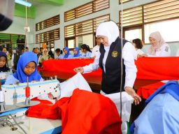 Gubernur Khofifah Semangati Pelajar SMA/SMK/SLB Se-Jatim Jahit Bendera Merah Putih Terpanjang