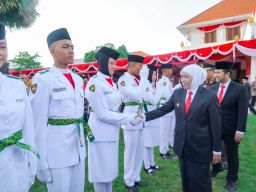 Gubernur Khofifah Kukuhkan 76 Anggota Paskibraka Jatim, Kibarkan Merah Putih di HUT RI ke-80