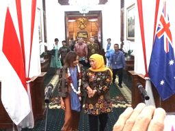 Gubernur Khofifah Imbau Hormati Bendera Merah Putih di Tengah Tren Bendera One Piece