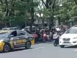 Di Surabaya, Aksi Massa Hingga  Malam, Sisakan Puing Bekas Kebakaran