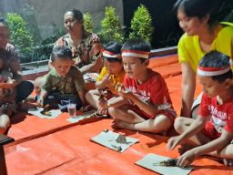 Warga RT 17 De Naila Gelar Lomba Makan Ikan dan Minum Susu untuk Cegah Stunting
