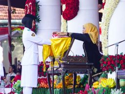 Berlangsung Khidmat Upacara HUT ke-80 RI di Gedung Grahadi