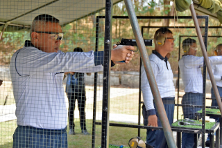 Komandan Brigif 2 Marinir Jadi Yang Terbaik Pada Lomba Menembak Pistol PJU Pasmar 2
