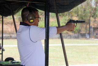 Perwira Resimen Kavaleri 2 Marinir Latihan Menembak Pistol Bersama Danpasmar 2