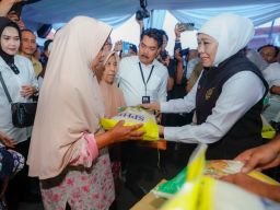 Pasar Murah di Pacet Mojokerto Diserbu Warga, Komitmen Gubernur Khofifah Dekatkan Bahan Pokok Terjangkau