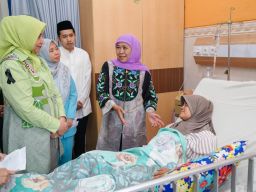 Gubernur Khofifah Besuk dan Serahkan Santunan ke Korban Luka Kecelakaan Bus Wisata Bromo di RS Bina Sehat Jember