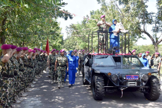 Komandan Brigif 2 Marinir Ikuti Upacara Tradisi Pelepasan Pejabat Lama Komandan Pasmar 2