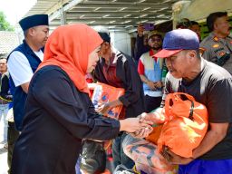 Gubernur Khofifah Serahkan Bantuan Bagi Warga Terdampak Gempa Situbondo
