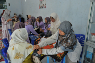 Farmasi Unair Gencarkan Cek Kesehatan dan Kenalkan Terapi Inovatif iTeraCare di Kediri