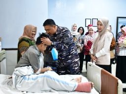 Komandan Puspenerbal Besuk Santri Korban Bangunan Ambruk Ponpes Al-Khoziny Sidoarjo