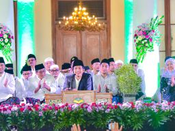 Gubernur, Wagub, Forkopimda dan Masyarakat Bersholawat Bareng Gus Iqdam