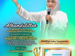 Gubernur Khofifah Raih Penghargaan Pesantren Award 2025 dari Menteri Agama
