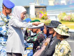 Gubernur Khofifah Pimpin Upacara Pembaretan Kolektif  SMA Negeri Taruna se-Jatim