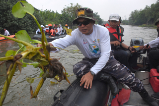 Komandan Brigif 2 Marinir Ikuti Program Susur Sungai Kali Surabaya