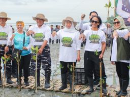 Gubernur Khofifah Bersama Kaka Slank Nandur Mangrove di Bangkalan