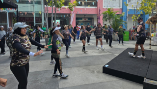 Senam Ceria Hari Pahlawan, ARTOTEL TS Suites Surabaya Hadirkan Kebersamaan Hangat Bersama Veteran dan Keluarga