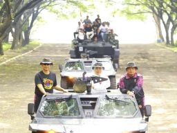 Gubernur Khofifah Hadiri Inagurasi Pasmar 2, Tanam Pohon dan Bagi Bansos