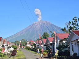 Gubernur Khofifah Minta Masyarakat Waspada, Jangan Ambil Gambar Dari Jarak Tidak Aman 