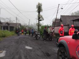 BNPB Pantau Kenaikan Status Gunung Semeru, Sebut 300 Warga Mengungsi 