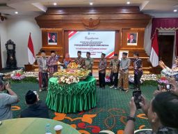 Pemprov Jatim Potong Tumpeng, Syukuri Gelar Pahlawan Nasional Syaikhona Kholil 