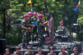 Kajati Jatim Resmi Jadi Anggota Kehormatan Kavaleri Marinir