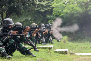 Asah Naluri Tempur, Prajurit Brigif 2 Marinir Laksanakan Latihan Menembak Senapan Dan Pistol