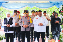 Gubernur Khofifah dan Kapolri Ziarah dan Peletakkan Batu Pertama Rumah Singgah dan Museum Pahlawan Nasional Marsinah