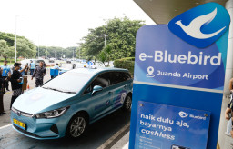 Kolaborasi Ramah Lingkungan Bandara Juanda dan E-Bluebird