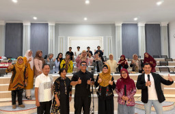 FEB UNAIR Dampingi UMKM Manggarsari Perkuat Branding Lewat Logo dan Foto Produk