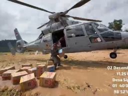 Helikopter Wing Udara 1 Puspenerbal AS565 MBe Panther HS-1307 Turunkan Bantuan di Tapanuli Tengah