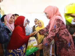 Di Pasar Murah Bangkalan, Gubernur Khofifah Pastikan Kebutuhan Logistik Masyarakat Terjaga