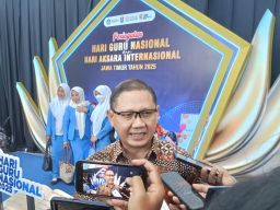 Gubernur Khofifah Memberi Hadiah Paket Umroh Guru, Di Peringatan Hari Guru Nasional di Surabaya 