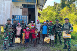 Marinir Tebarkan Kasih Natal di Pedalaman Yahukimo Papua Pegunungan