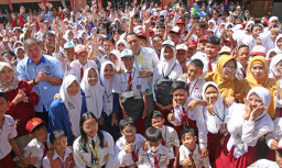 Aturan Baru Surabaya, Anak Dilarang Main HP di Sekolah