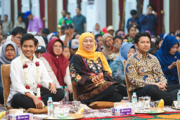 Gubernur Khofifah, Wagub Emil Berbaur dengan Warga Sambut Valen Sang Juara D'Academy7