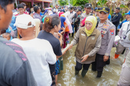 Gubernur Khofifah Tinjau Banjir, Salurkan Bantuan di Deket Lamongan