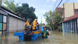 Respons Cepat Banjir Pati, Posal Juwana Terjunkan Personel di Dapur Umum dan Distribusikan Obat-Obatan